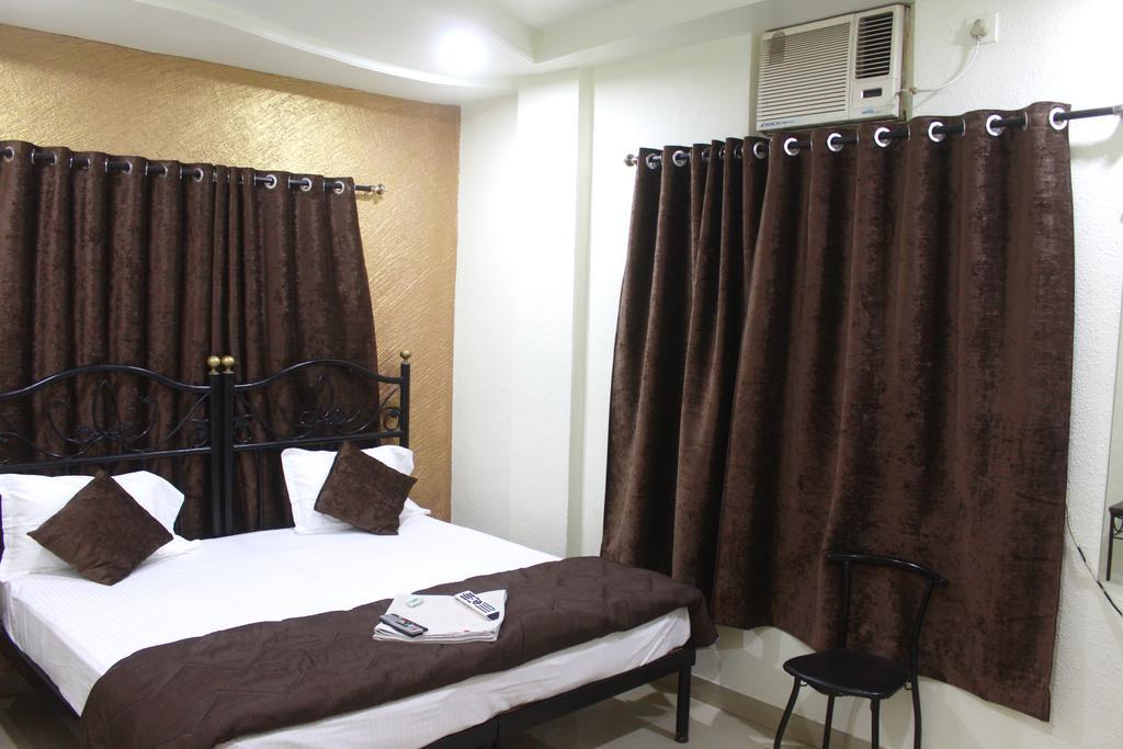 Hotel Preetam Aurangabad Kültér fotó